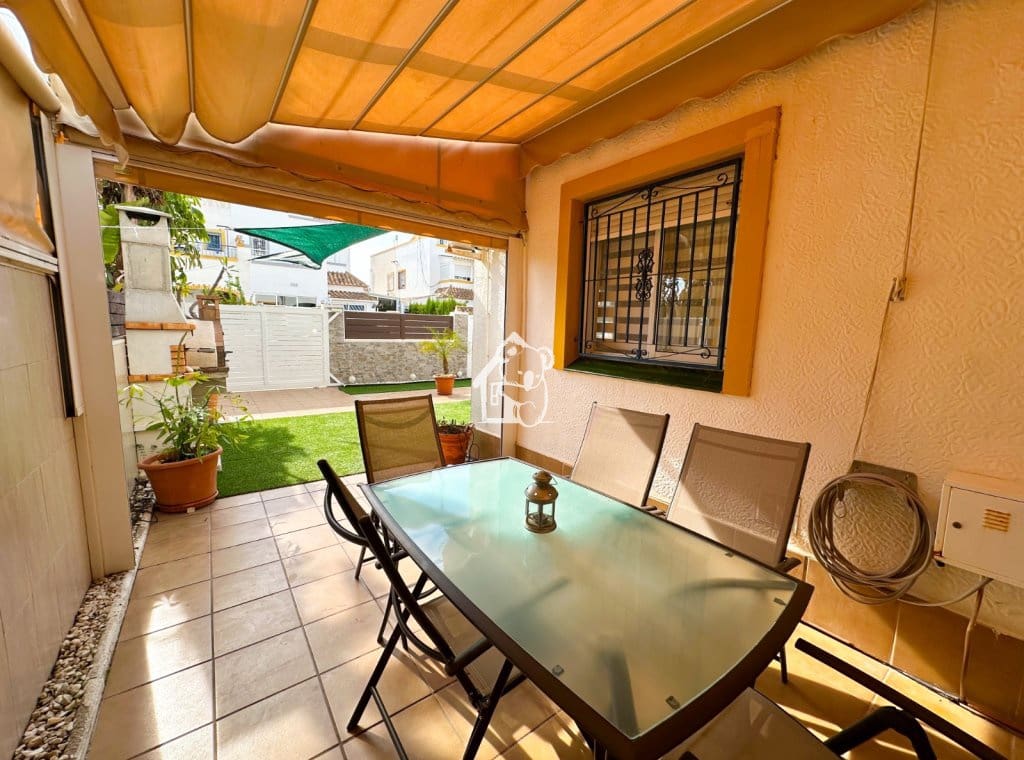 3 soverom Villa til leie i Torrevieja med svømmebasseng garasje - € 1 400 (Ref: 10145621)