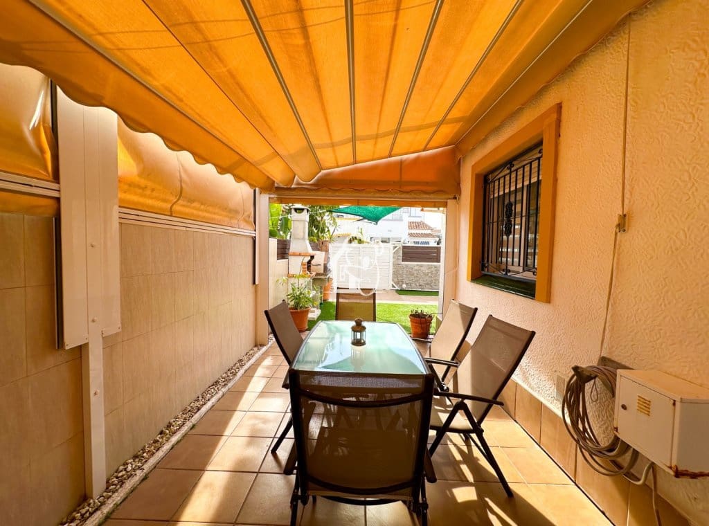 3 soverom Villa til leie i Torrevieja med svømmebasseng garasje - € 1 400 (Ref: 10145621)