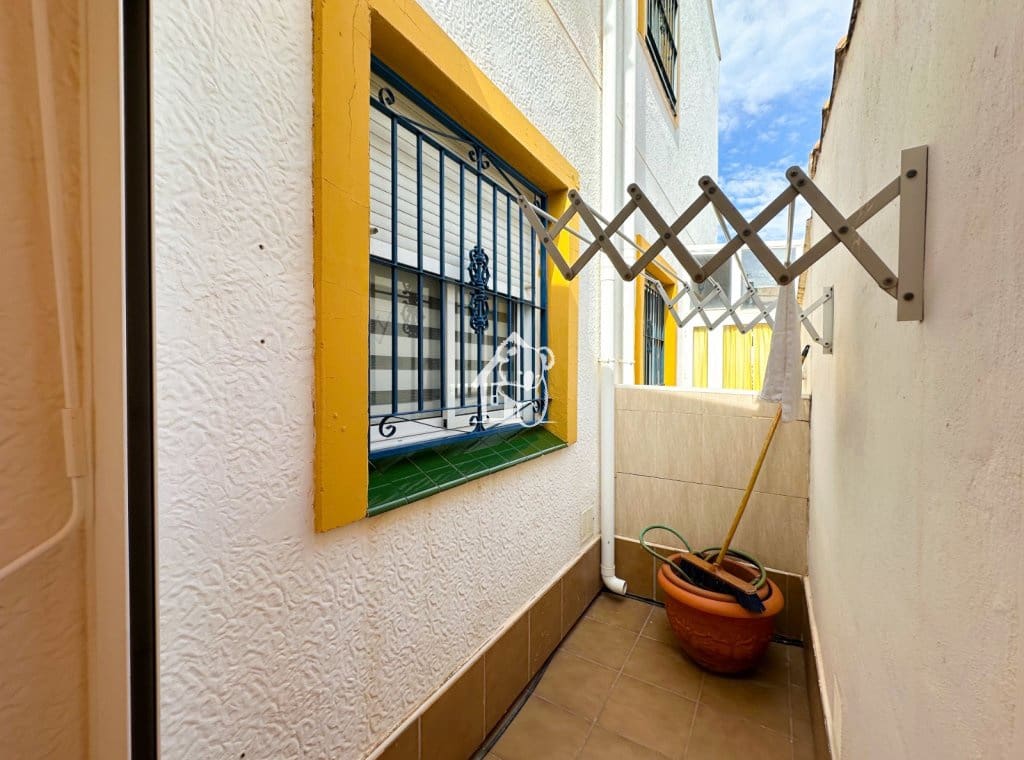 3 soverom Villa til leie i Torrevieja med svømmebasseng garasje - € 1 400 (Ref: 10145621)