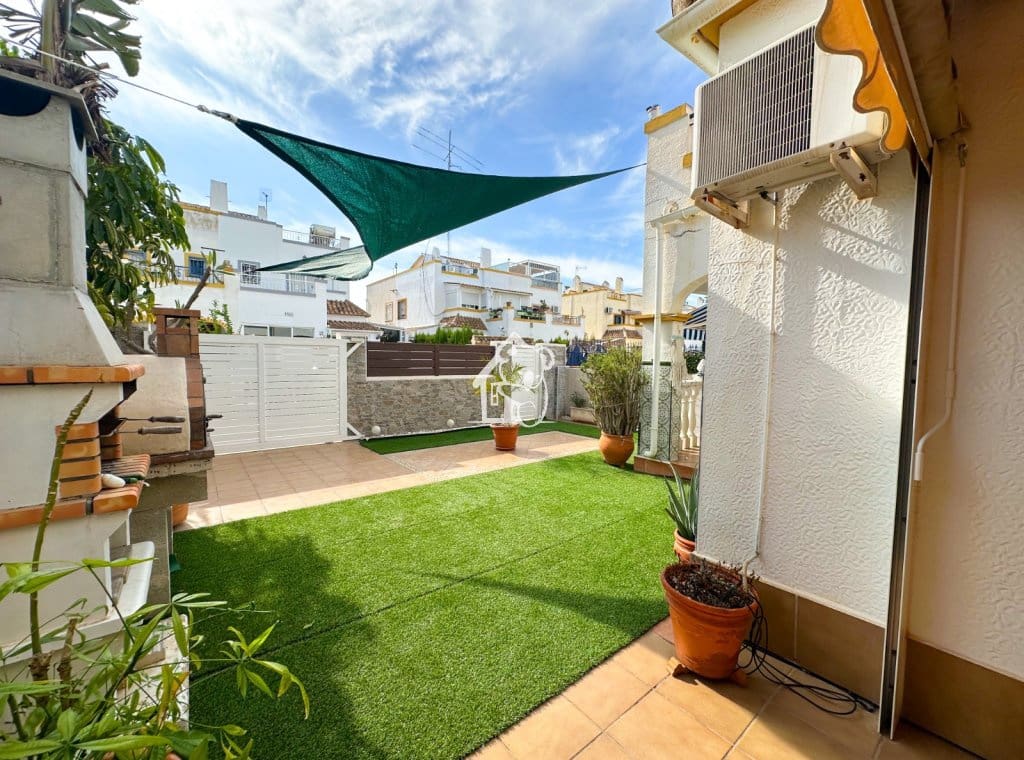 3 soverom Villa til leie i Torrevieja med svømmebasseng garasje - € 1 400 (Ref: 10145621)