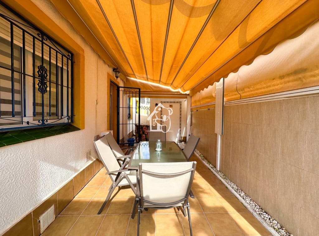 3 soverom Villa til leie i Torrevieja med svømmebasseng garasje - € 1 400 (Ref: 10145621)