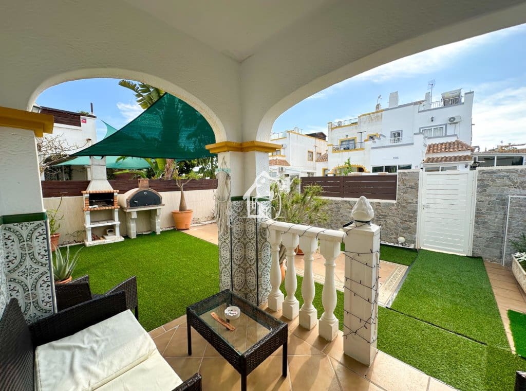 3 soverom Villa til leie i Torrevieja med svømmebasseng garasje - € 1 400 (Ref: 10145621)