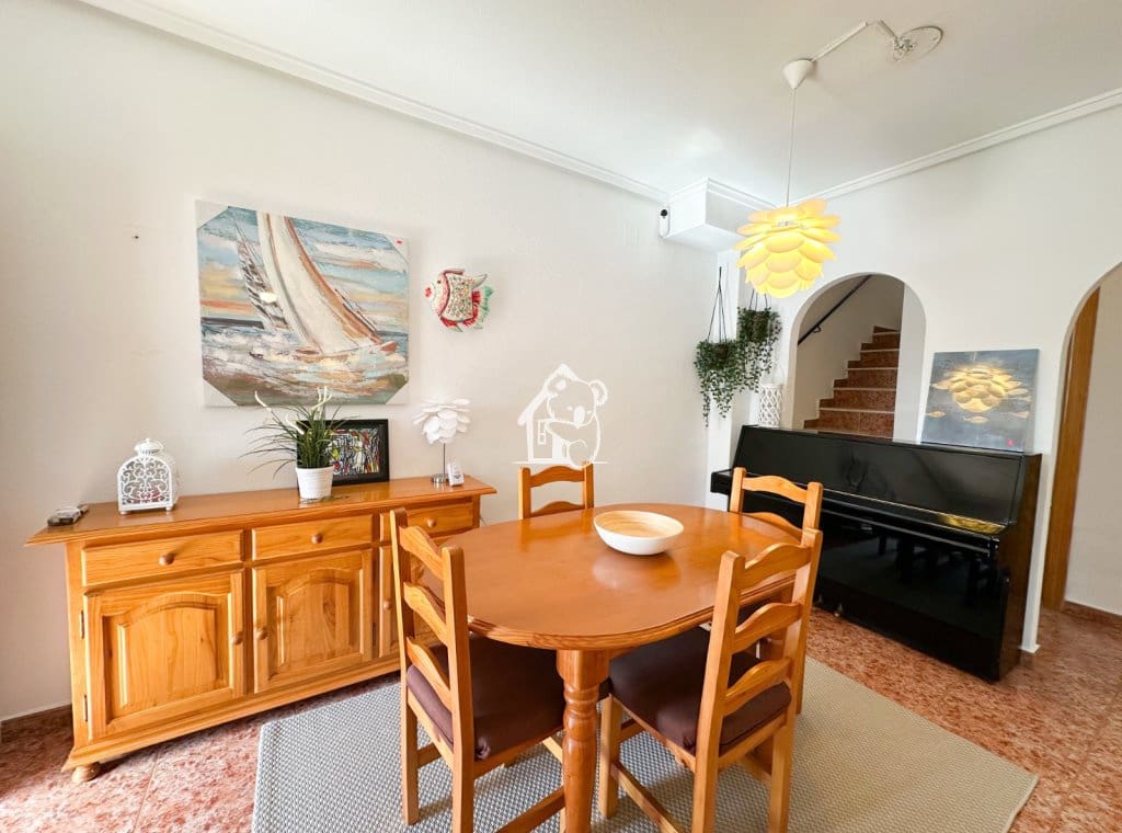 3 soverom Villa til leie i Torrevieja med svømmebasseng garasje - € 1 400 (Ref: 10145621)