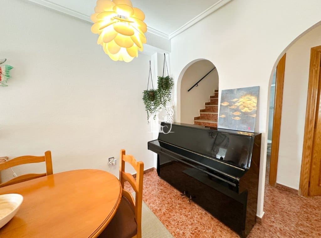 3 soverom Villa til leie i Torrevieja med svømmebasseng garasje - € 1 400 (Ref: 10145621)