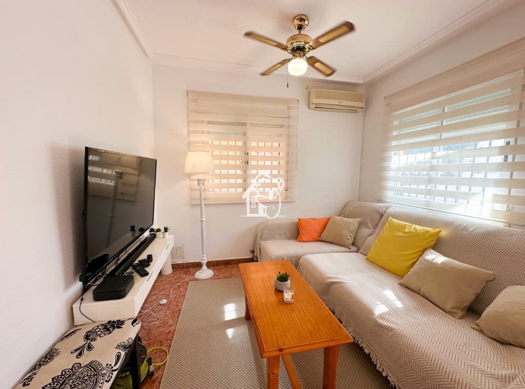 3 soverom Villa til leie i Torrevieja med svømmebasseng garasje - € 1 400 (Ref: 10145621)