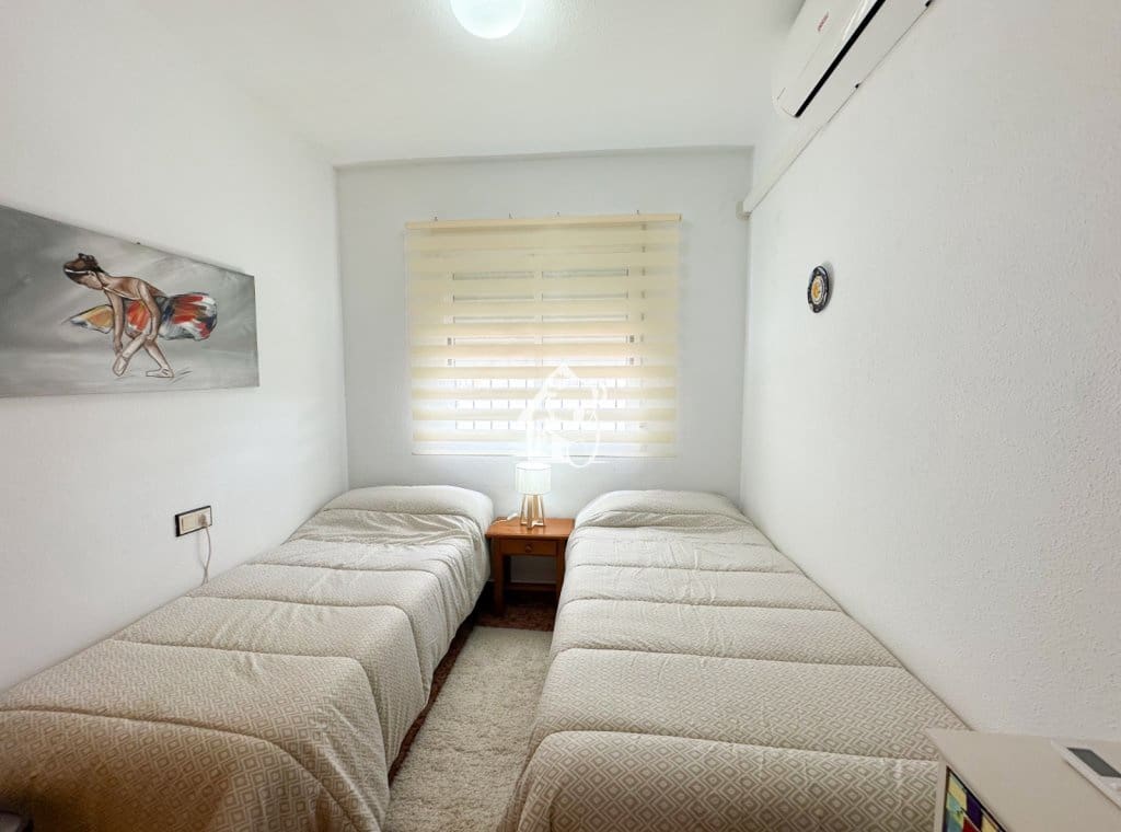 3 soverom Villa til leie i Torrevieja med svømmebasseng garasje - € 1 400 (Ref: 10145621)