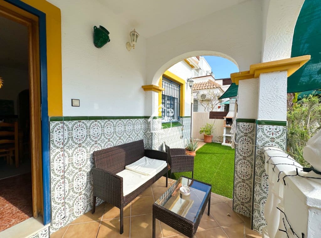 3 soverom Villa til leie i Torrevieja med svømmebasseng garasje - € 1 400 (Ref: 10145621)