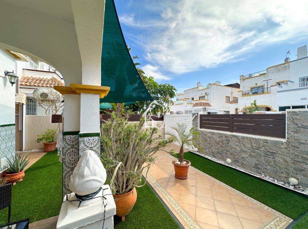 3 soverom Villa til leie i Torrevieja med svømmebasseng garasje - € 1 400 (Ref: 10145621)