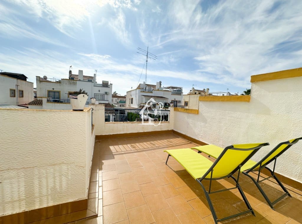 3 soverom Villa til leie i Torrevieja med svømmebasseng garasje - € 1 400 (Ref: 10145621)