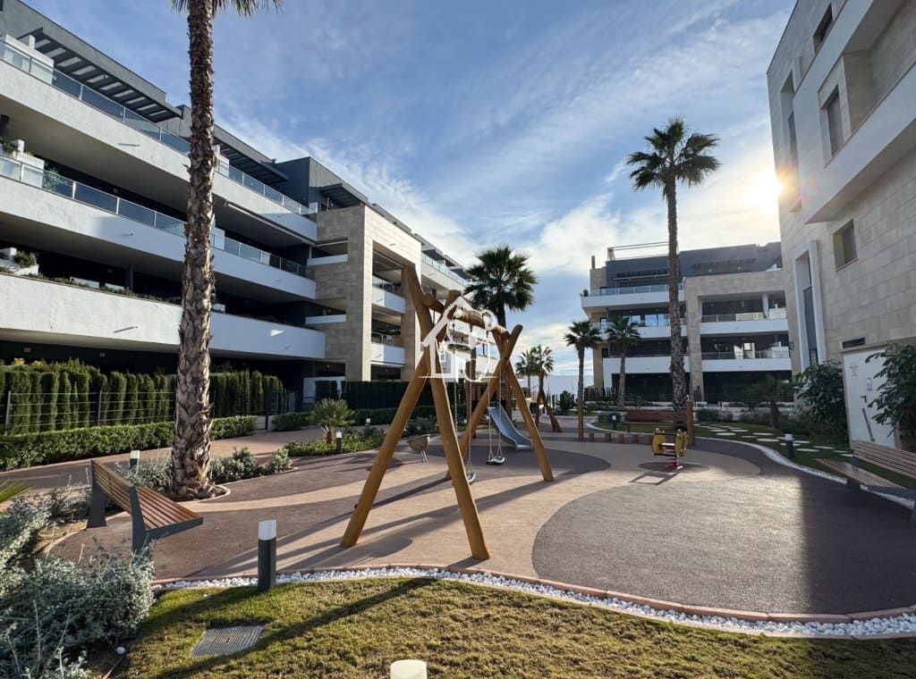 2 sovrum Takvåning att hyra i Playa Flamenca med pool garage - 1 700 € (Ref: 10157074)