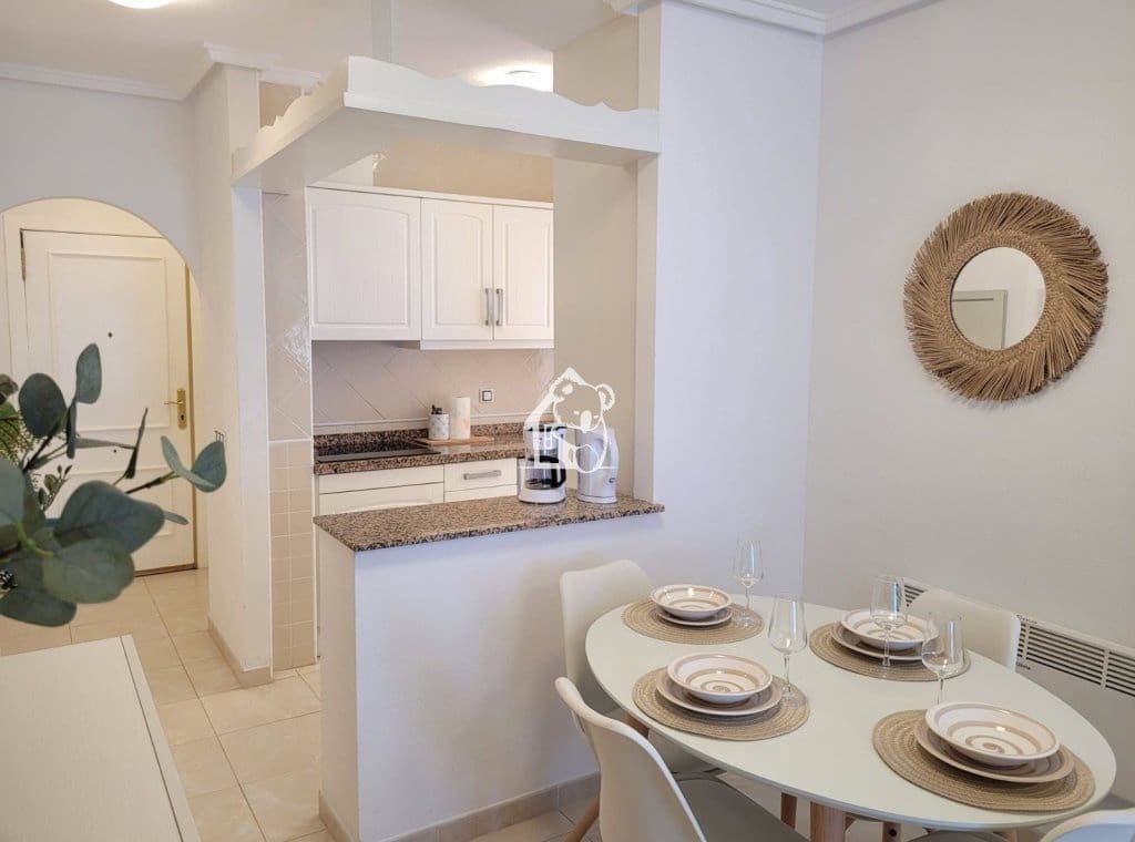 2 bedroom Apartment for rent in Torrevieja with pool - € 850 (Ref: 10157075)