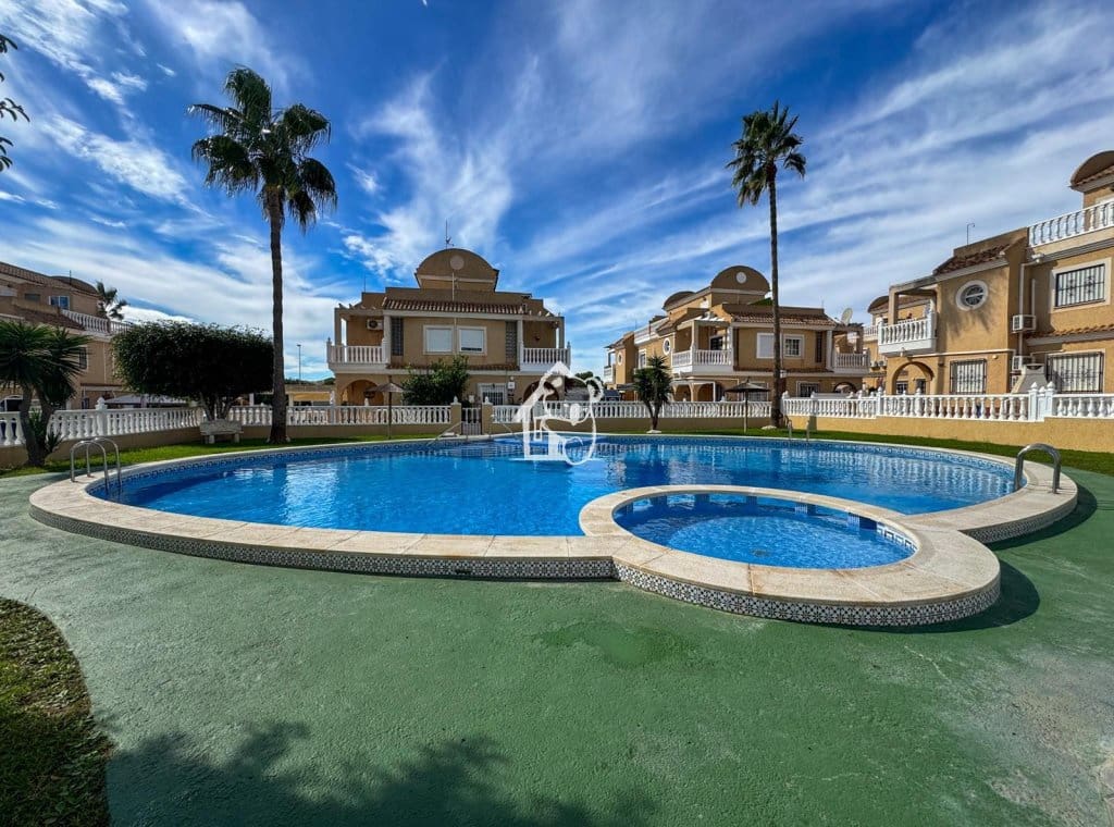 3 soveværelse Byhus til leje i Orihuela Costa med swimmingpool garage - € 1.300 (Ref: 10176158)