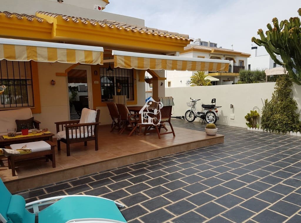 3 soveværelse Villa til leje i Torre de la Horadada med swimmingpool garage - € 1.300 (Ref: 10182320)
