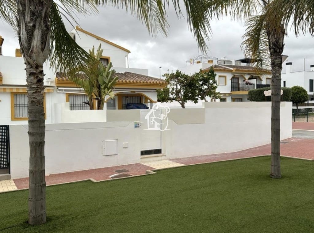 3 soveværelse Villa til leje i Torre de la Horadada med swimmingpool garage - € 1.300 (Ref: 10182320)
