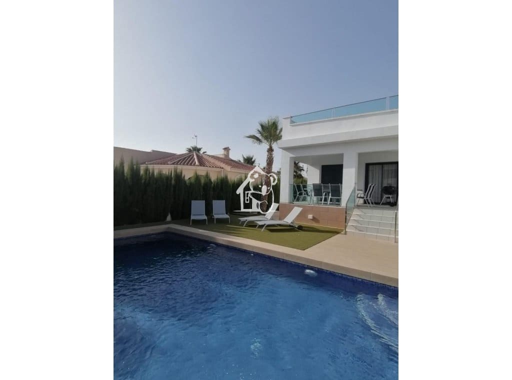 Villa/Maison de 4 chambres à louer à Benijofar avec piscine - 3 000 € (Ref: 10184059)