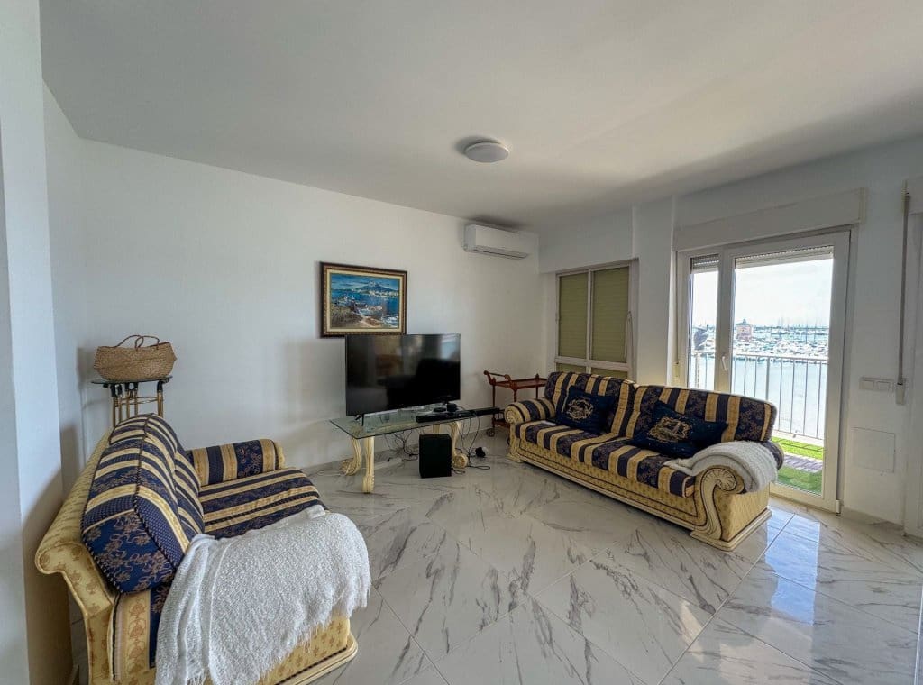 3 bedroom Beach Apartment for rent in Torrevieja - € 2,000 (Ref: 8358550)