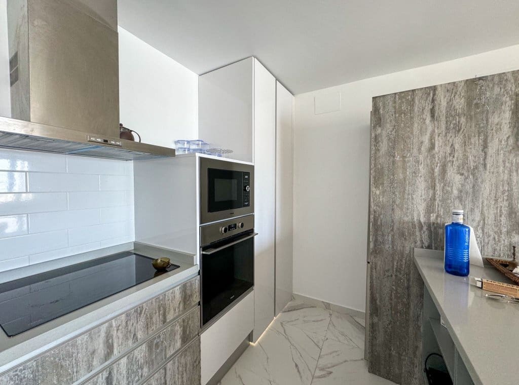 3 bedroom Beach Apartment for rent in Torrevieja - € 2,000 (Ref: 8358550)