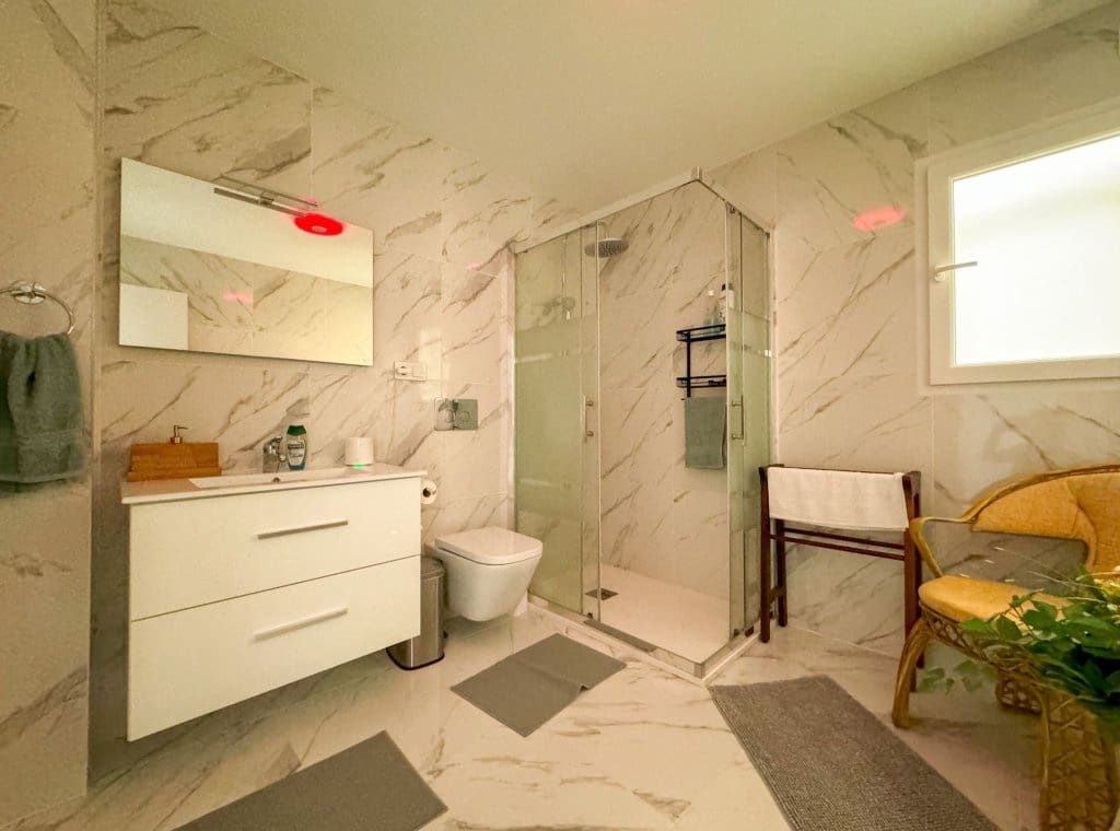 3 bedroom Beach Apartment for rent in Torrevieja - € 2,000 (Ref: 8358550)