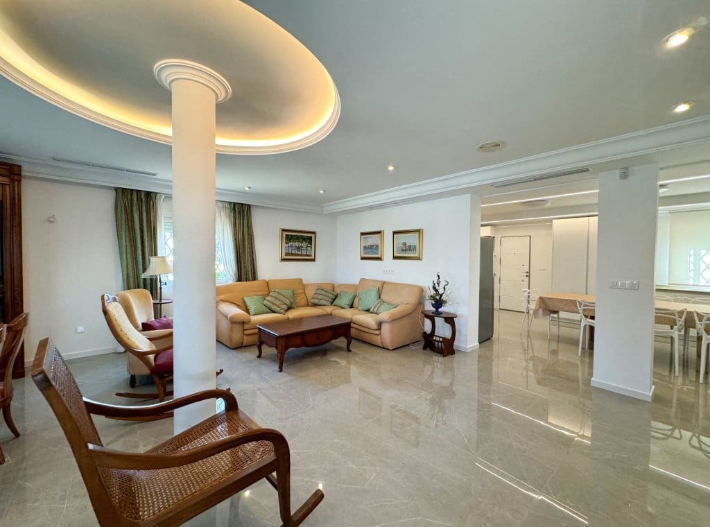 5 bedroom Villa for rent in Orihuela Costa with pool - € 4,000 (Ref: 8426042)