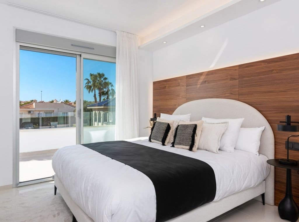 4 slaapkamer Villa te koop in Ciudad Quesada met zwembad - € 985.000 (Ref: 8490682)