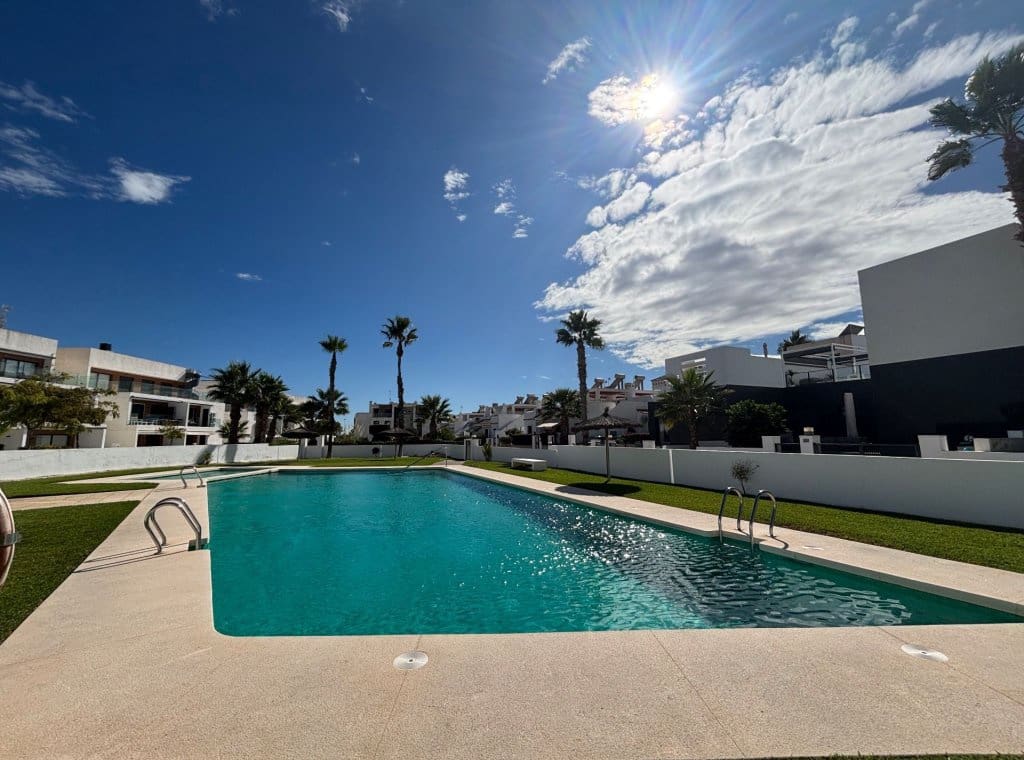 2 soveværelse Bungalow til leje i Orihuela Costa med swimmingpool - € 1.200 (Ref: 8866948)