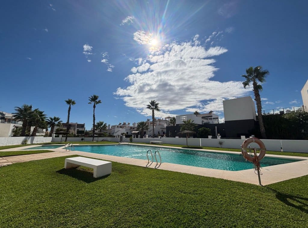 2 soveværelse Bungalow til leje i Orihuela Costa med swimmingpool - € 1.200 (Ref: 8866948)