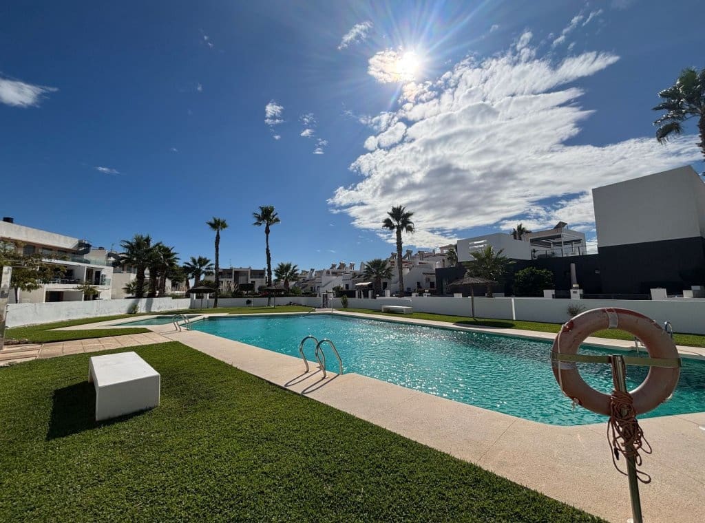 2 soveværelse Bungalow til leje i Orihuela Costa med swimmingpool - € 1.200 (Ref: 8866948)