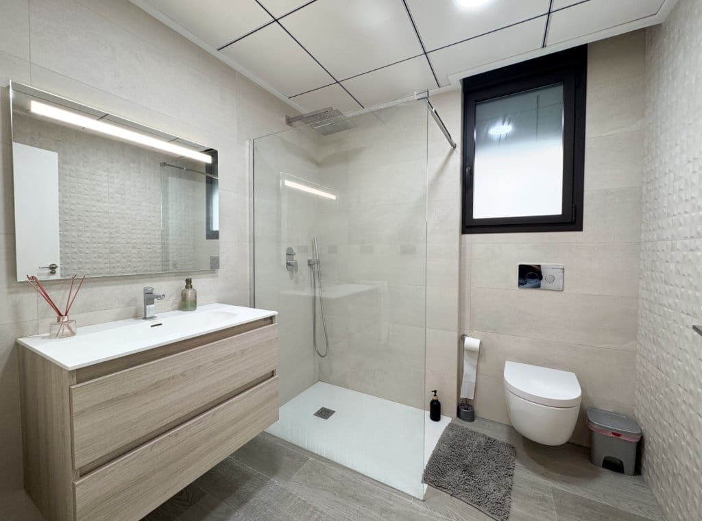 Appartement de 4 chambres à louer à Torrevieja - 2 000 € (Ref: 8936398)