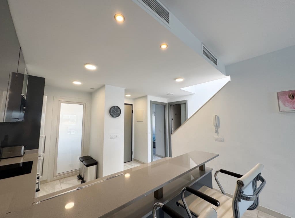 Penthouse de 2 chambres à louer à Playa Flamenca avec piscine garage - 2 000 € (Ref: 8938311)