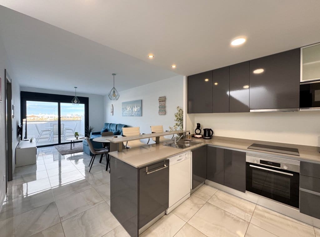 Penthouse de 2 chambres à louer à Playa Flamenca avec piscine garage - 2 000 € (Ref: 8938311)