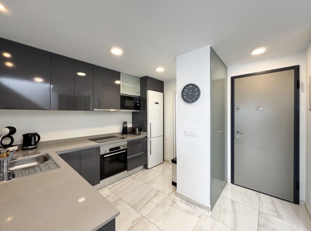 Penthouse de 2 chambres à louer à Playa Flamenca avec piscine garage - 2 000 € (Ref: 8938311)