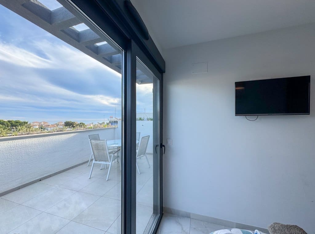 Penthouse de 2 chambres à louer à Playa Flamenca avec piscine garage - 2 000 € (Ref: 8938311)