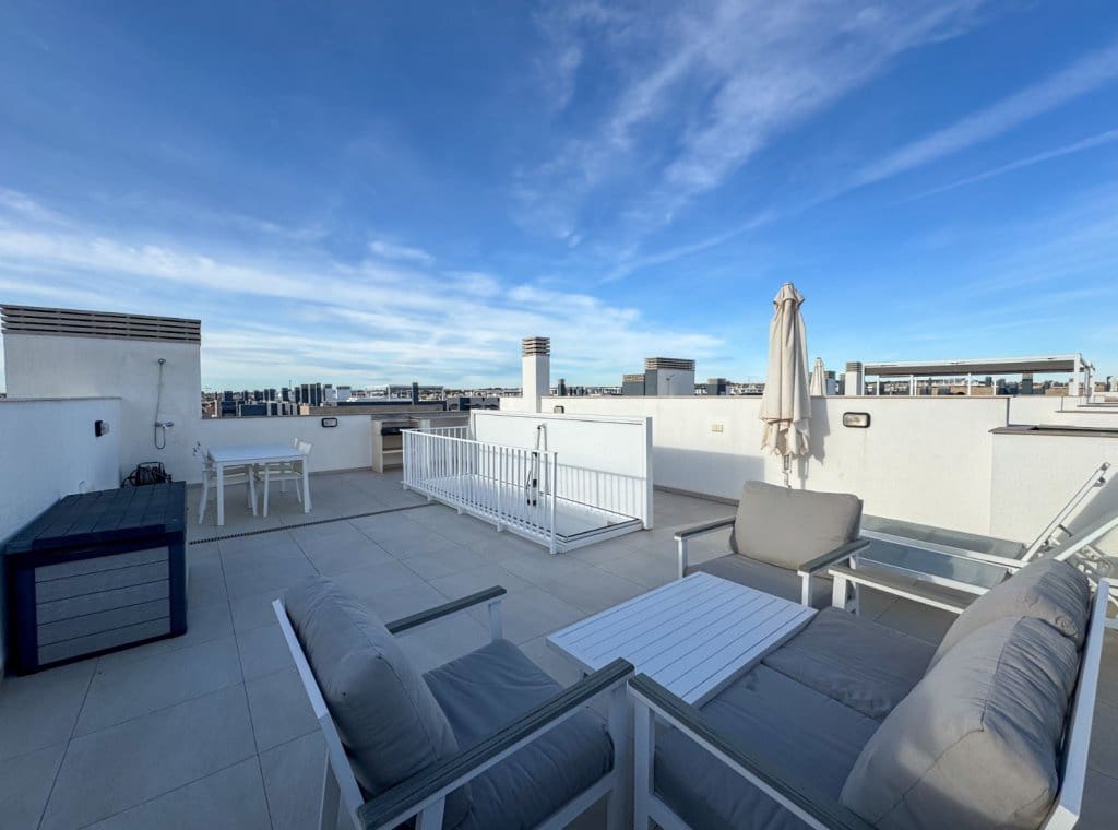 Penthouse de 2 chambres à louer à Playa Flamenca avec piscine garage - 2 000 € (Ref: 8938311)