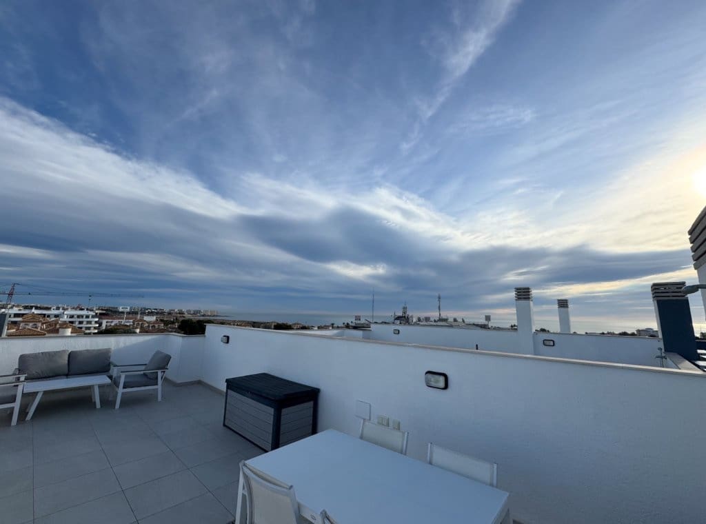 Penthouse de 2 chambres à louer à Playa Flamenca avec piscine garage - 2 000 € (Ref: 8938311)
