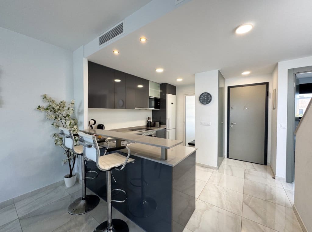 Penthouse de 2 chambres à louer à Playa Flamenca avec piscine garage - 2 000 € (Ref: 8938311)