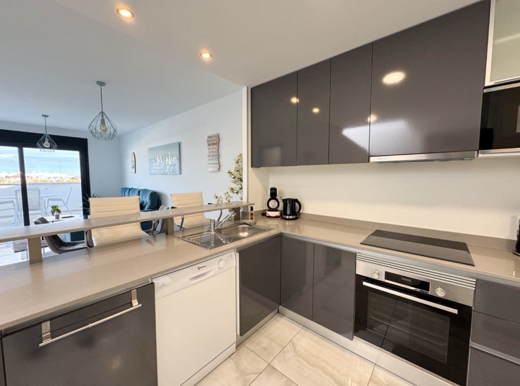 Penthouse de 2 chambres à louer à Playa Flamenca avec piscine garage - 2 000 € (Ref: 8938311)