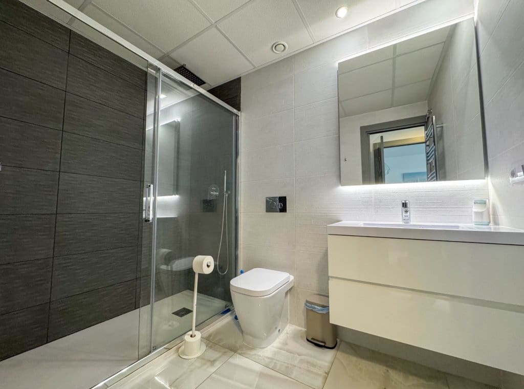 Penthouse de 2 chambres à louer à Playa Flamenca avec piscine garage - 2 000 € (Ref: 8938311)