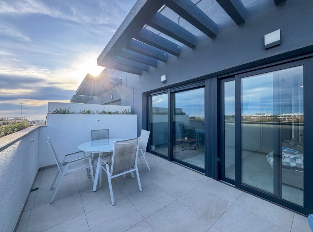 Penthouse de 2 chambres à louer à Playa Flamenca avec piscine garage - 2 000 € (Ref: 8938311)