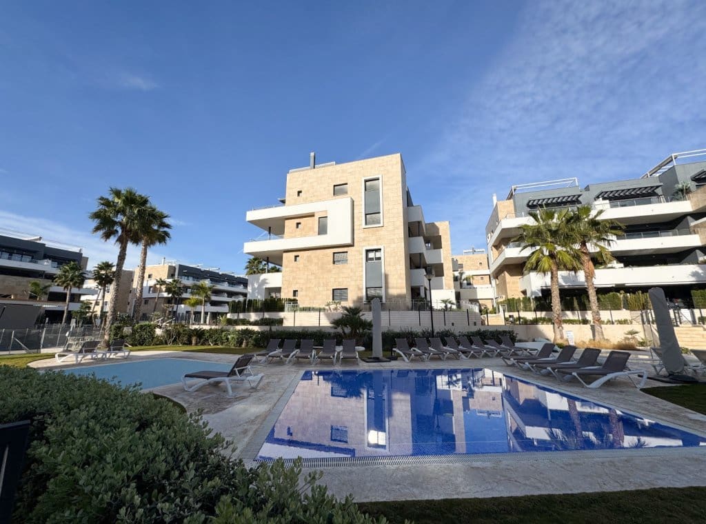 Penthouse de 2 chambres à louer à Playa Flamenca avec piscine garage - 2 000 € (Ref: 8938311)
