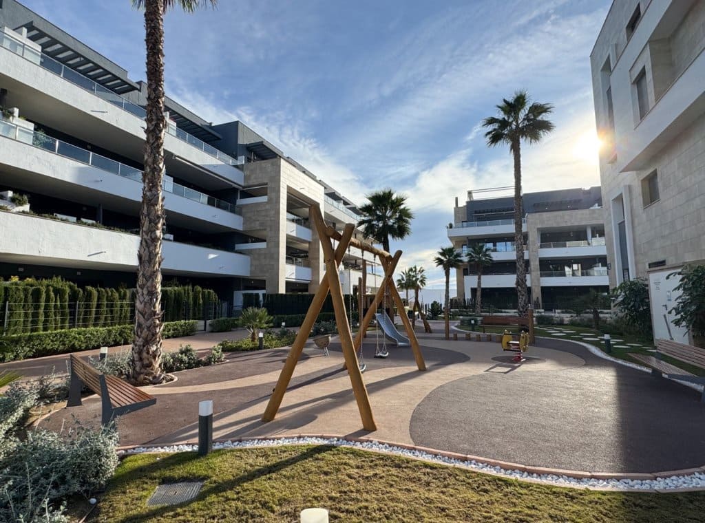 Penthouse de 2 chambres à louer à Playa Flamenca avec piscine garage - 2 000 € (Ref: 8938311)