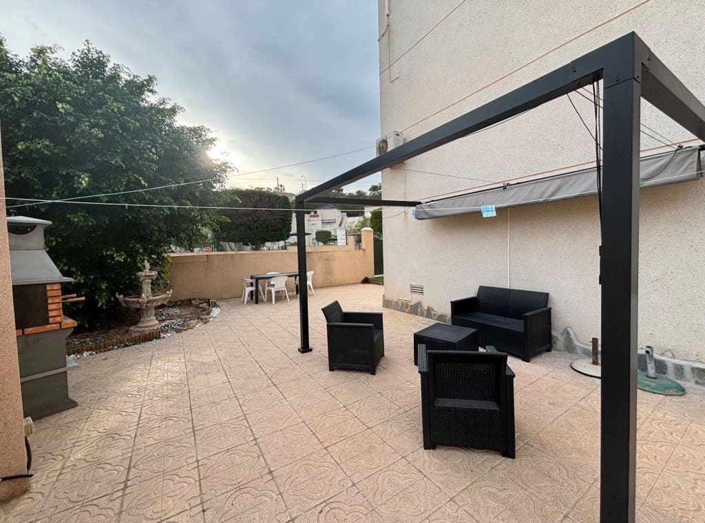 2 slaapkamer Flat te huur in Ciudad Quesada met zwembad - € 950 (Ref: 8981955)