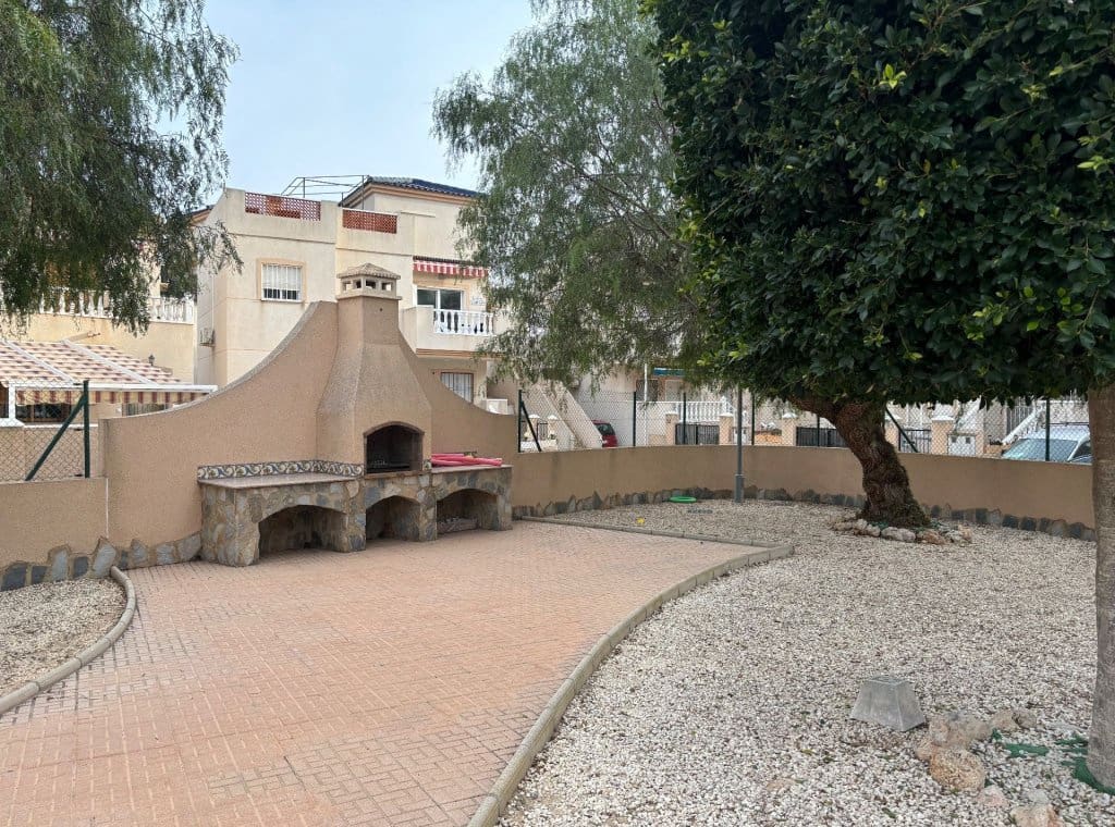 2 slaapkamer Flat te huur in Ciudad Quesada met zwembad - € 950 (Ref: 8981955)