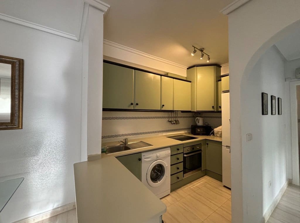 2 slaapkamer Flat te huur in Ciudad Quesada met zwembad - € 950 (Ref: 8981955)