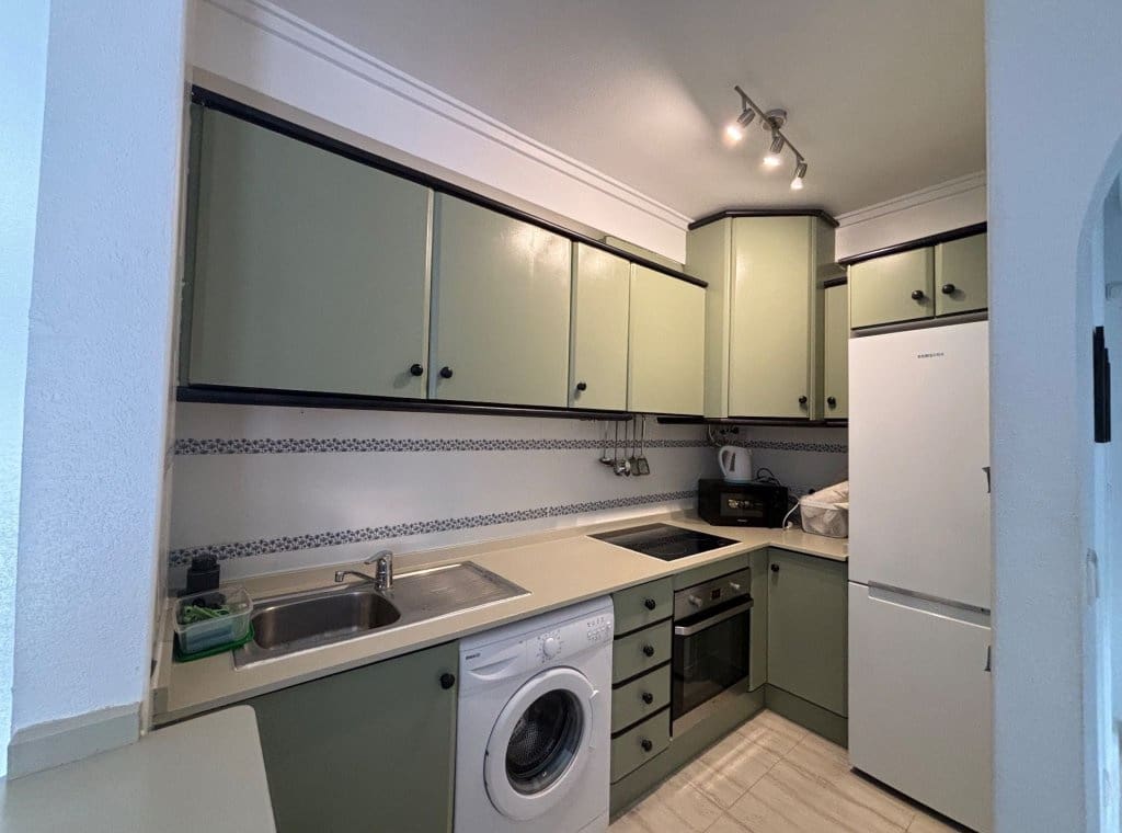 2 slaapkamer Flat te huur in Ciudad Quesada met zwembad - € 950 (Ref: 8981955)