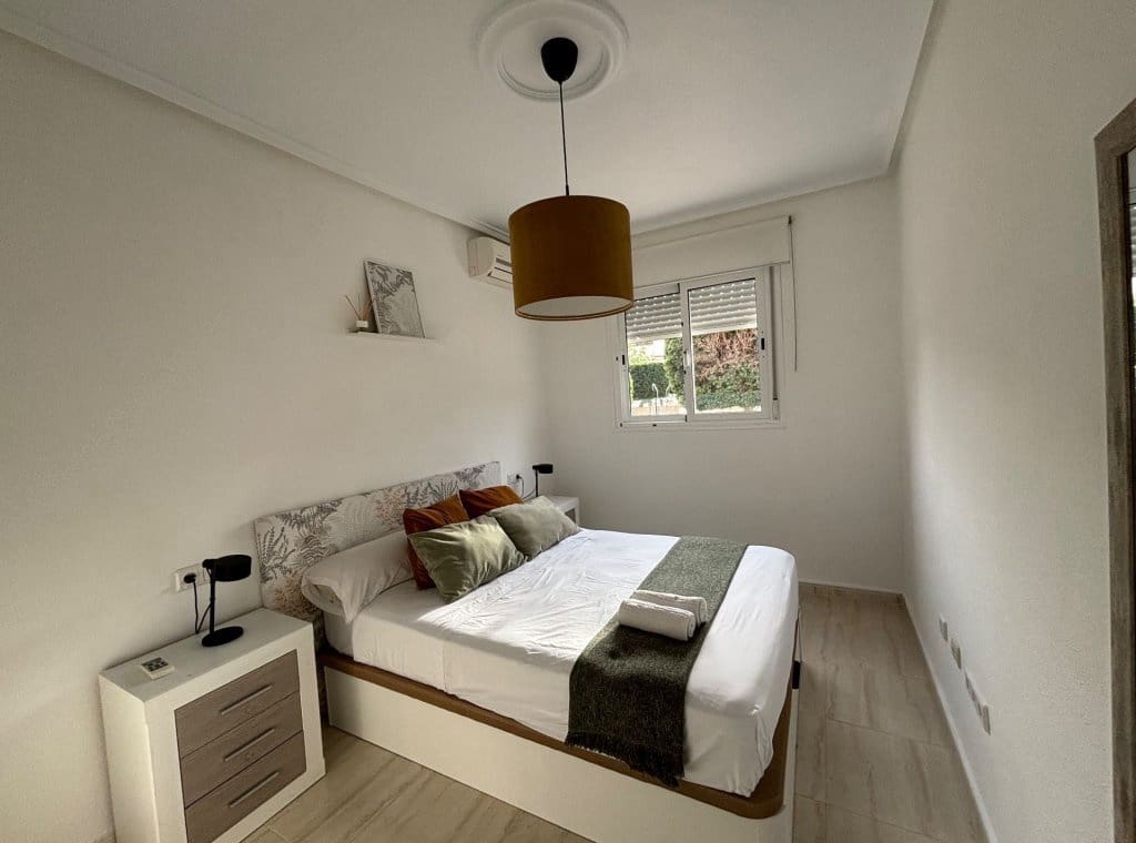 2 slaapkamer Flat te huur in Ciudad Quesada met zwembad - € 950 (Ref: 8981955)