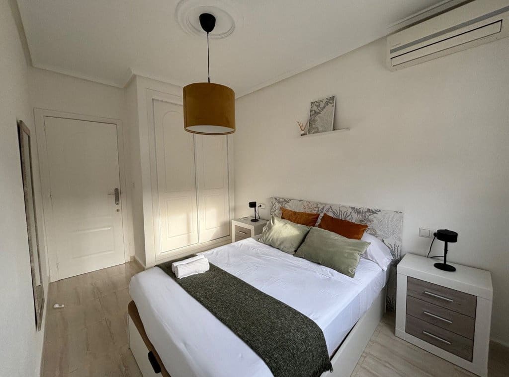 2 slaapkamer Flat te huur in Ciudad Quesada met zwembad - € 950 (Ref: 8981955)