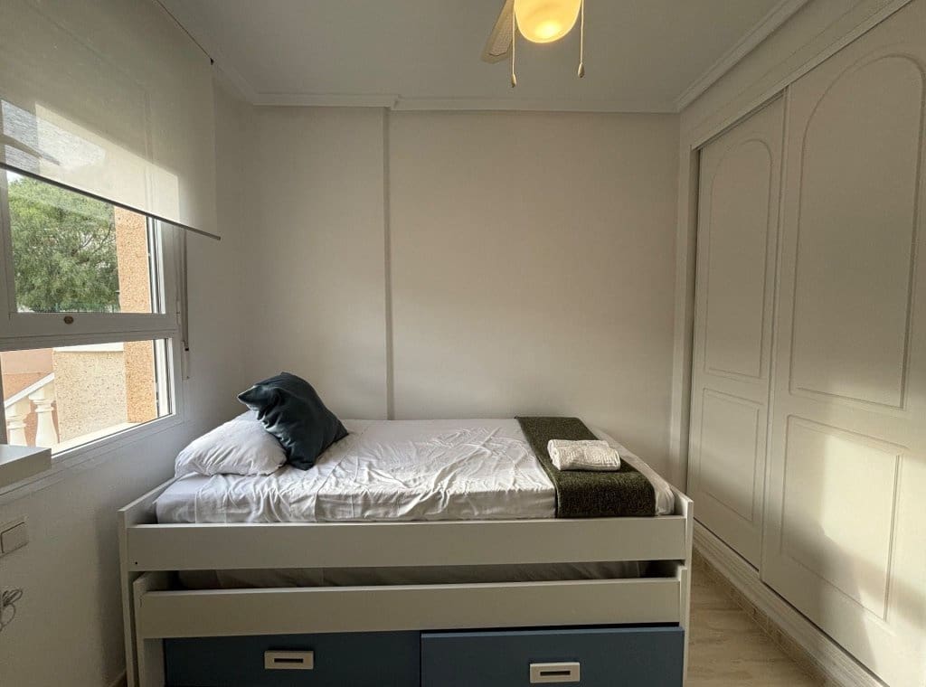 2 slaapkamer Flat te huur in Ciudad Quesada met zwembad - € 950 (Ref: 8981955)