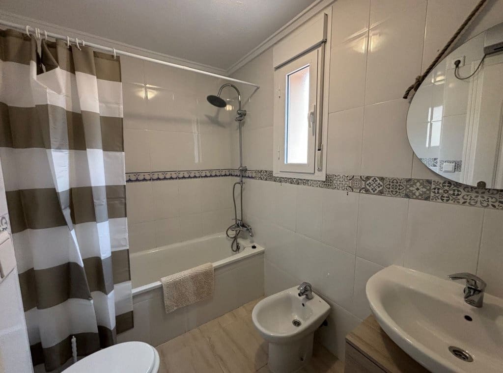 2 slaapkamer Flat te huur in Ciudad Quesada met zwembad - € 950 (Ref: 8981955)