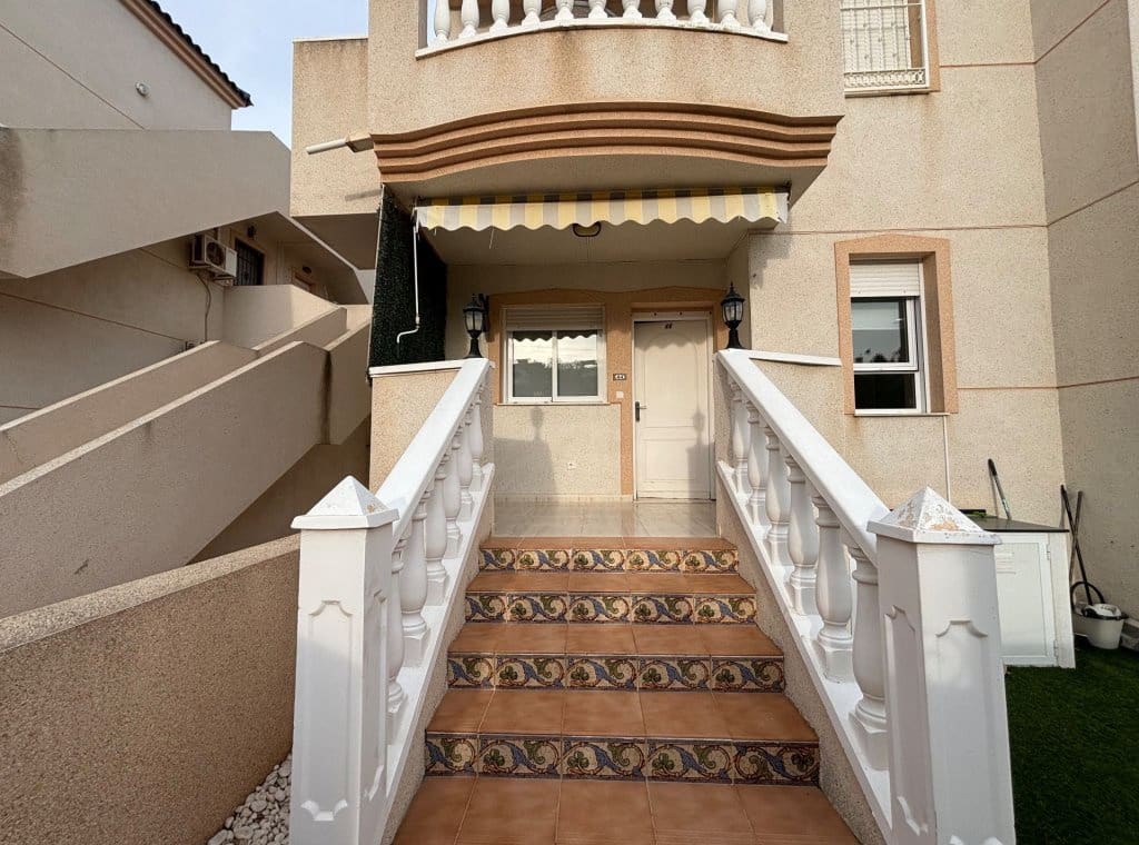 2 slaapkamer Flat te huur in Ciudad Quesada met zwembad - € 950 (Ref: 8981955)