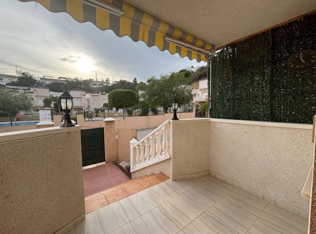 2 slaapkamer Flat te huur in Ciudad Quesada met zwembad - € 950 (Ref: 8981955)